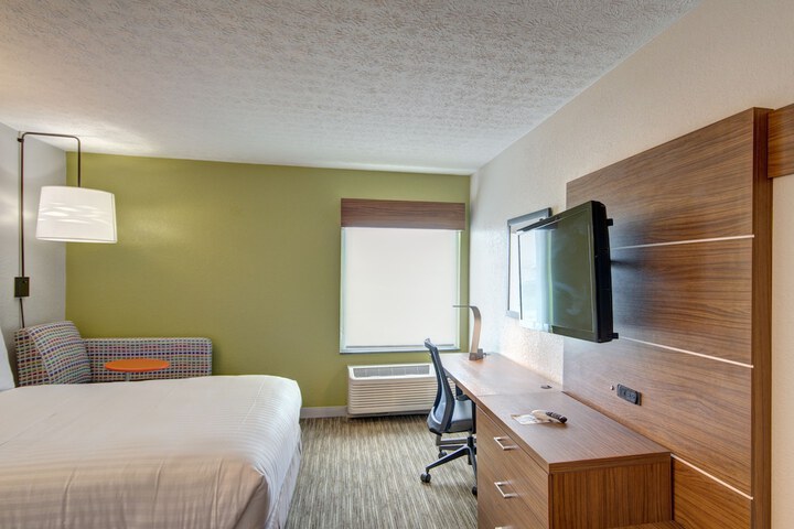 Room 6 of 28