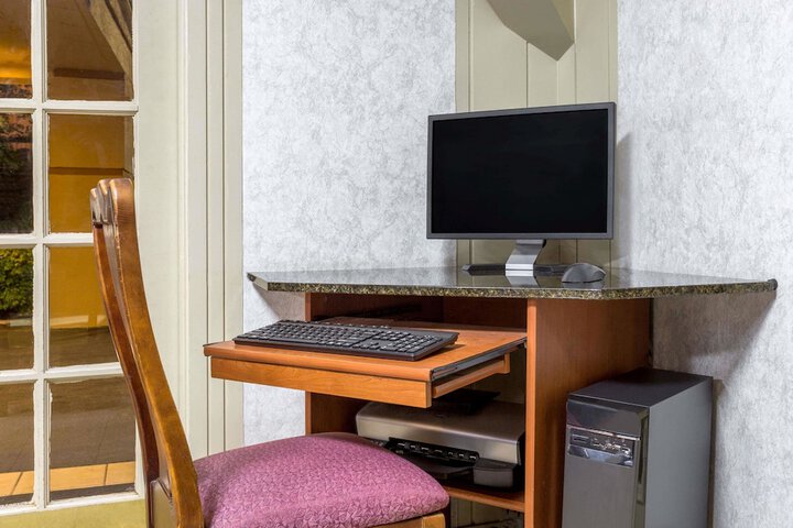 Business Center 18 of 18