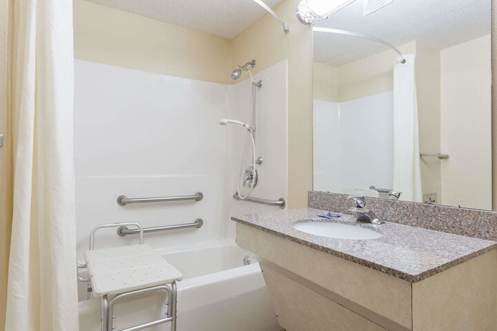 Super 8 by Wyndham Piedmont Greenville Area
