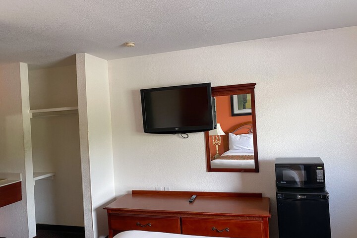 Room 11 of 33