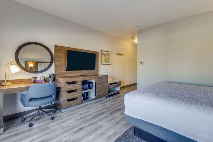 Room 4 of 9