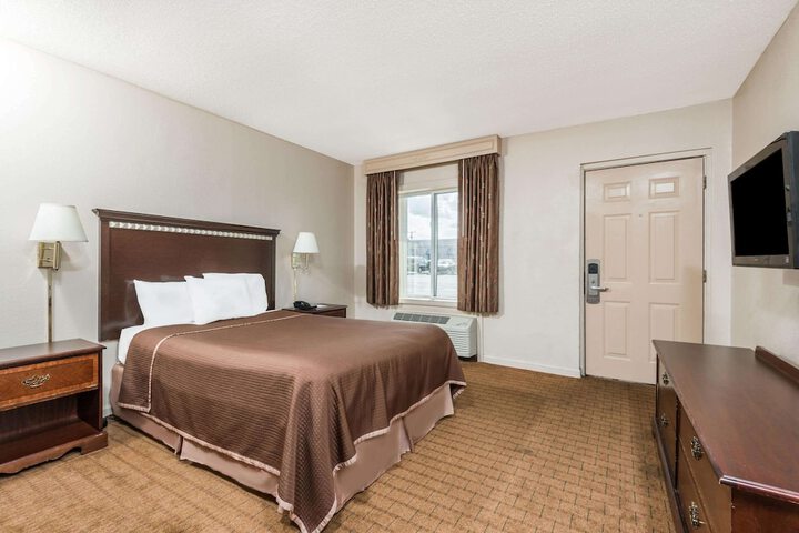 Room 9 of 16