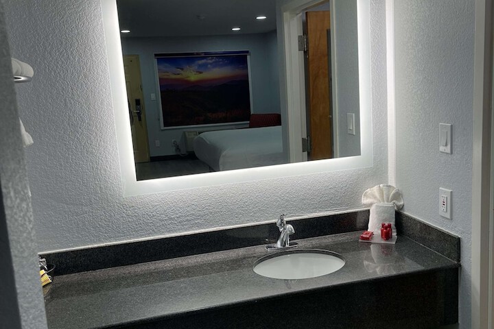 Room 8 of 18