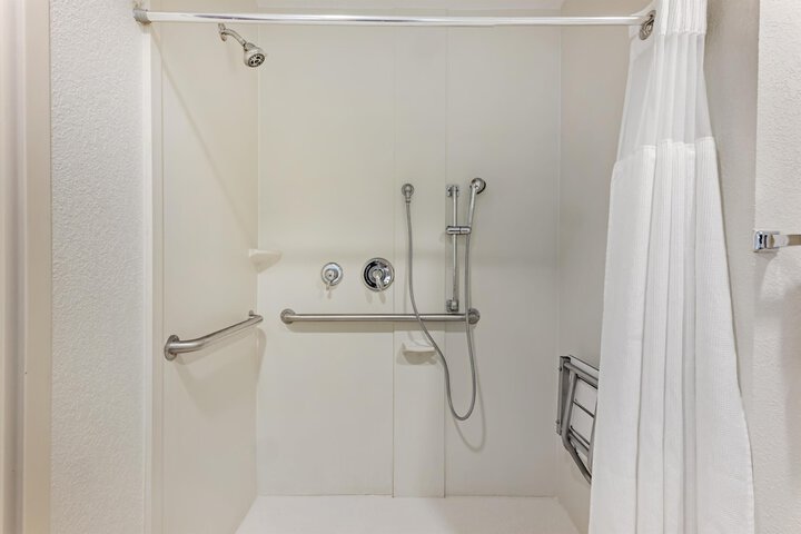 Best Western Plus Chain of Lakes Inn & Suites