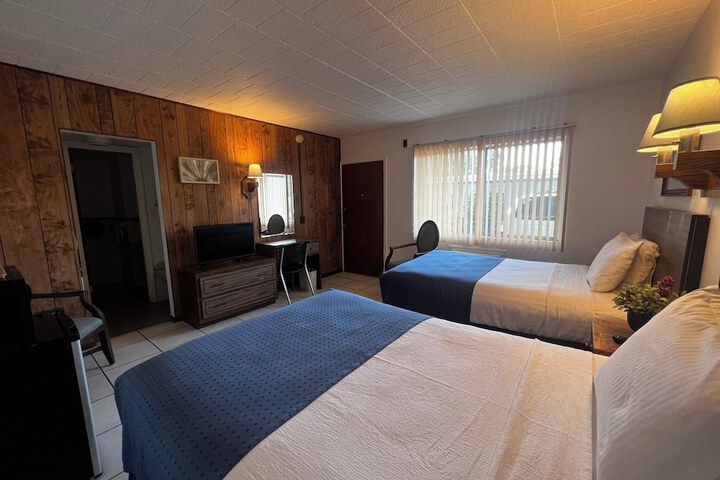 Room 13 of 16