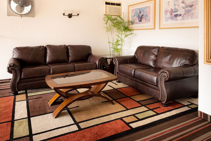 Lounge 36 of 41