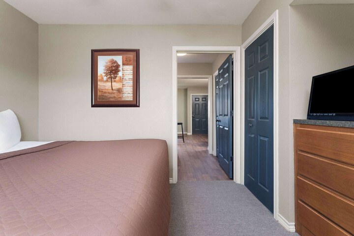 Eagles Den Suites Kenedy a Travelodge by Wyndham