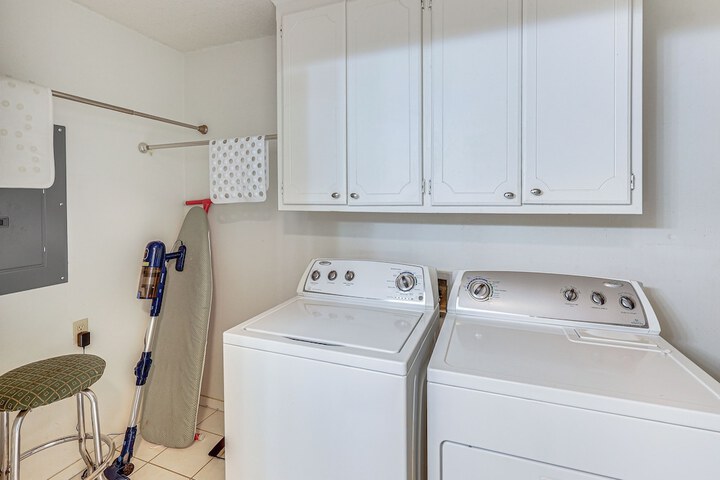 Sunroom & Yard: Charming Hot Springs Home!