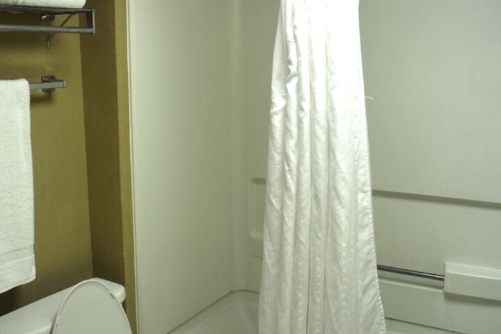 Room 13 of 38