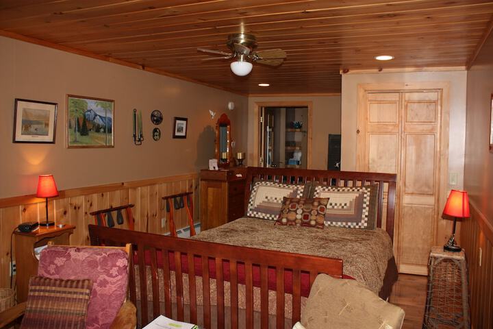 Kiwassa Lake Bed & Breakfast