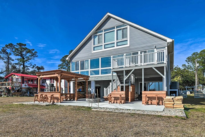 Luxurious Waterfront Home w / Private Pier & Views!