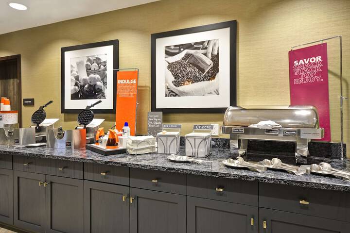Hampton Inn & Suites Detroit / Warren