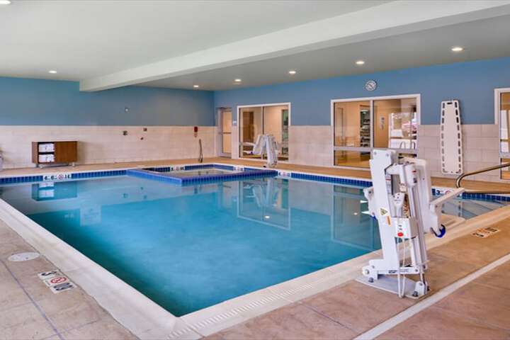 Holiday Inn Express & Suites Parkersburg East by IHG