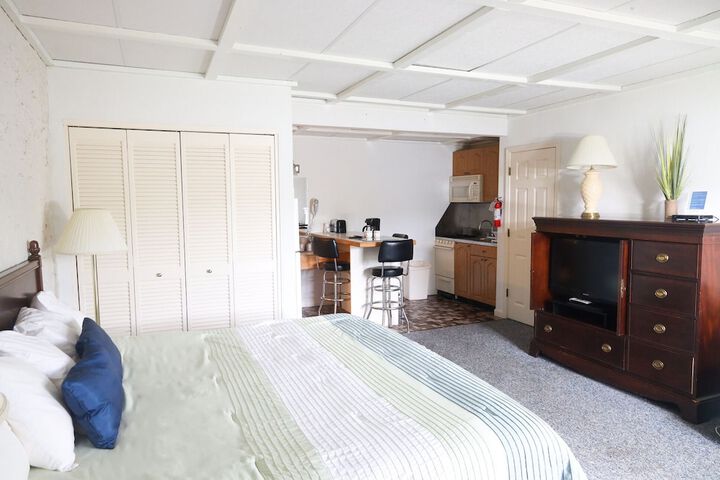 Room 5 of 8