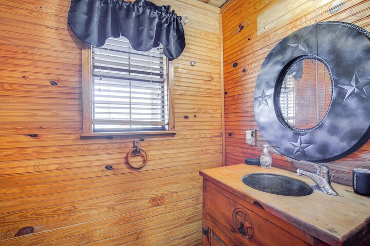 Private Lake On-site: Secluded Retreat in Grant!