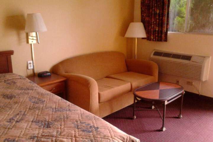 Room 7 of 8