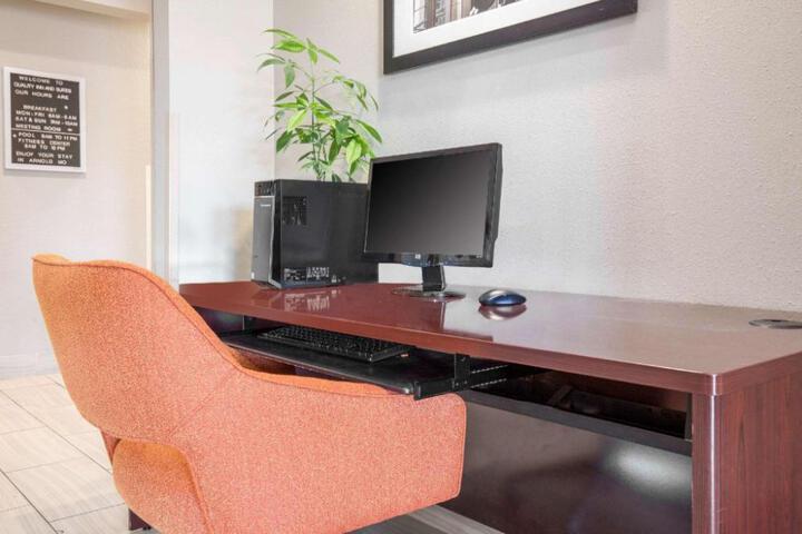 Quality Inn & Suites Arnold