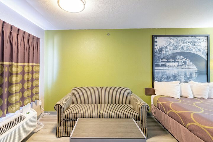 Room 34 of 132