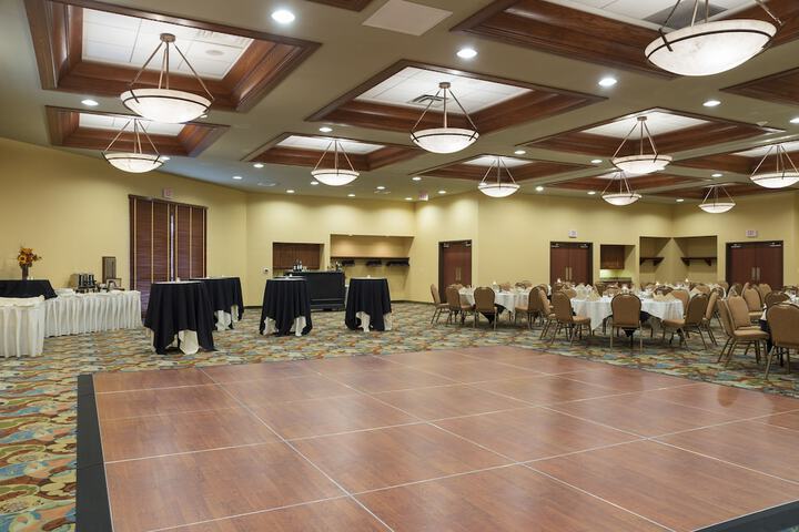 Ballroom/Hall 31 of 36