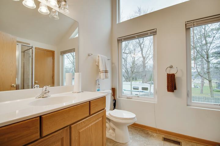 Twin Lakes Home - Walk to Lake Elizabeth!
