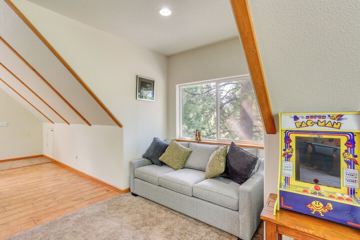 Pet-friendly California Cabin w / Beach Access