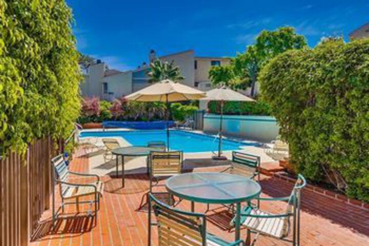 Newly remodeled Beach 2 Br condo by RedAwning