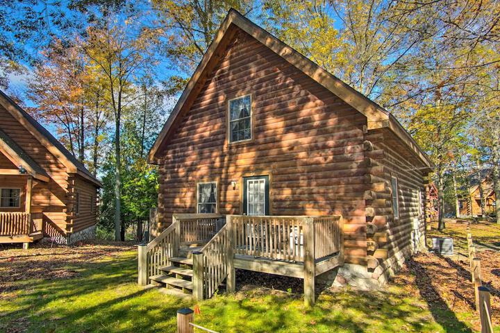 Rustic Rothbury Cabin w / Resort Amenity Access!