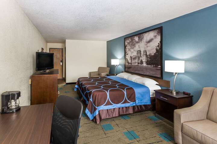 Super 8 by Wyndham Urbandale / Des Moines Area