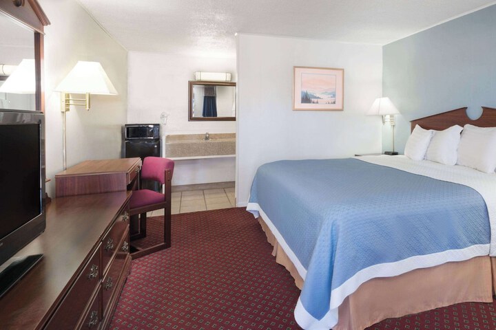 Room 5 of 8