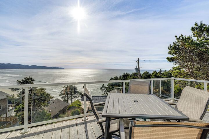 Oceanside Escape w / Stunning Views: Walk to Beach!