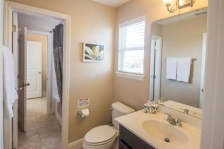 Oakview 4213 6 Br Villa by RedAwning