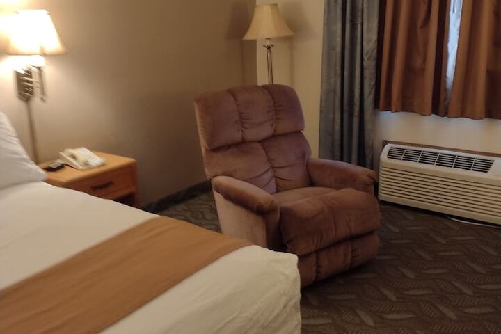 Super 8 by Wyndham Monroe WI
