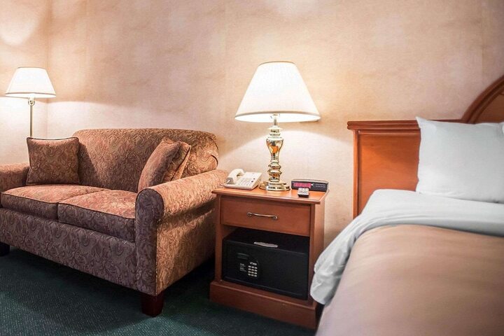 Room 10 of 33