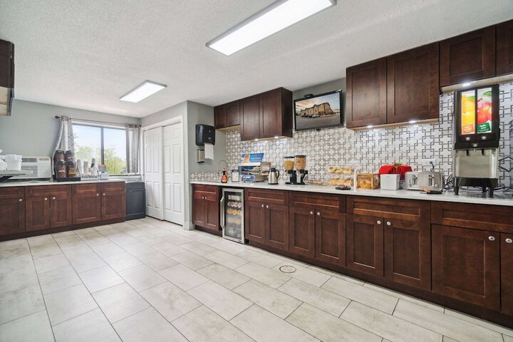 Super 8 by Wyndham Kenosha / Pleasant Prairie