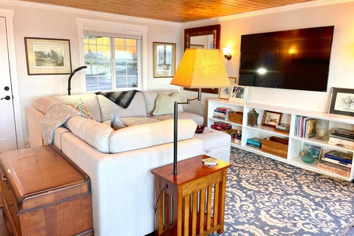 Puget Sound Chic Romantic Cottage with Private Beach Access & Gated Entry