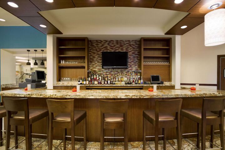 Lounge 27 of 32