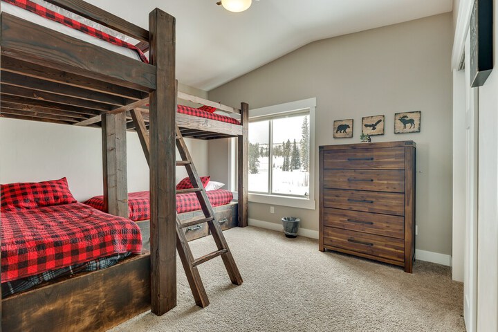 Convenient Fraser Townhome w / Hot Tub Near Hikes!