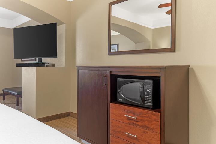Best Western Plus Monica Royale Inn & Suites