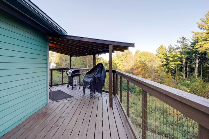 Unique West Jefferson Home w / Fire Pit & Grill!