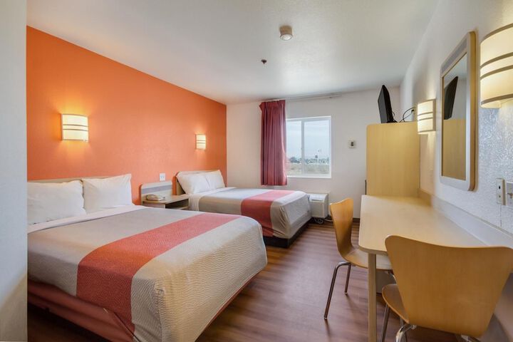 Howard Johnson by Wyndham Lemoore Near Naval Air Station