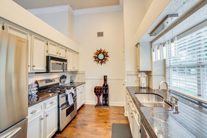 Walk to Lake! Rowlett Escape w / Fire Pit & Views