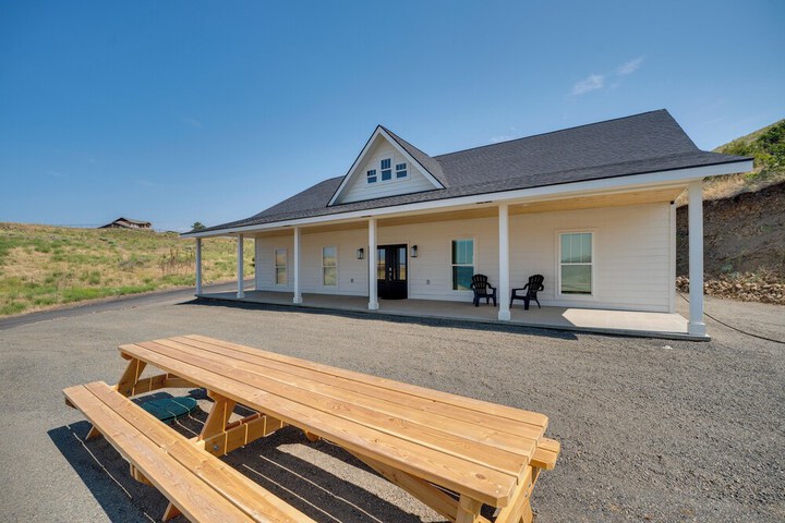 Lake Roosevelt Getaway w / Lake + Mountain Views!