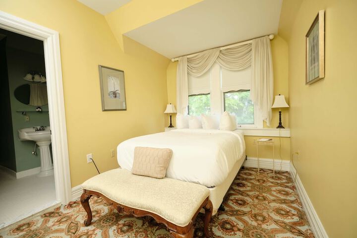 Room 142 of 185