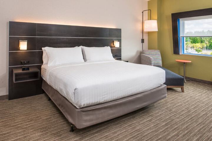 Room 6 of 25