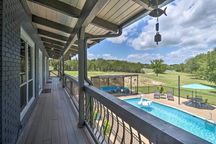 Chic Family-friendly Home With Outdoor Oasis!