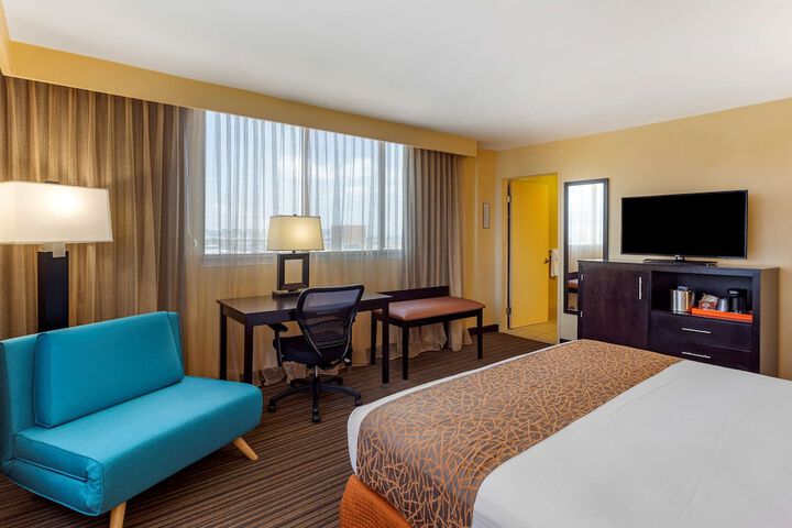 Best Western The Plaza Hotel Honolulu Airport - Free Breakfast