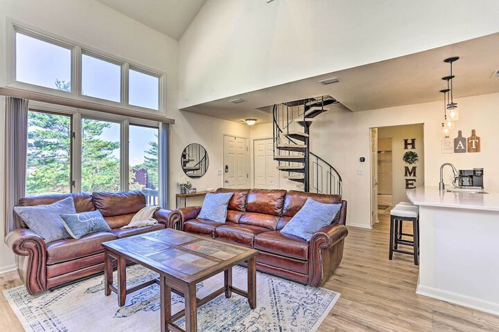 Gorgeous Vernon Township Condo w / Balcony!
