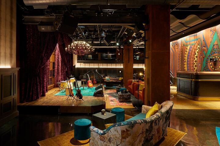 Lounge 84 of 91