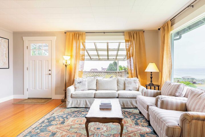 Private Beach Access + Water Views! Sleeps 18 Historic 6bdr Farmhouse w / Deck