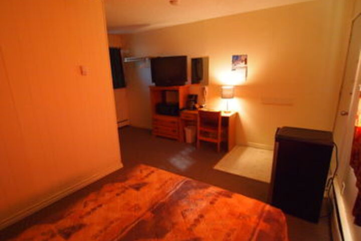 Lakeside Motor Inn